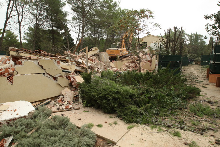 Zadar, Zaton, 091012.
U Zatonu je Turisthotel poceo rusiti stare apartrmane i uredjivati nove kapacitete za iducu turisticku sezonu. Sruseno ce biti ukupno 135 apartmana, a isto toliko novih apartmana biti ce izgradjeno do iduce sezone na razini 4 zvjezdi Zadar, Zaton, 091012.
U Zatonu je Turisthotel poceo rusiti stare apartrmane i uredjivati nove kapacitete za iducu turisticku sezonu. Sruseno ce biti ukupno 135 apartmana, a isto toliko novih apartmana biti ce izgradjeno do iduce sezone na razini 4 zvjezdi