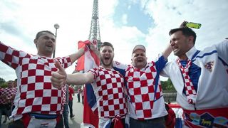 Euro 2016: Hrvatski navijači napravili fenomenalnu atmosferu u Parizu. Photo: Sanjin Strukić/PIXSELL Euro 2016: Hrvatski navijači napravili fenomenalnu atmosferu u Parizu. Photo: Sanjin Strukić/PIXSELL