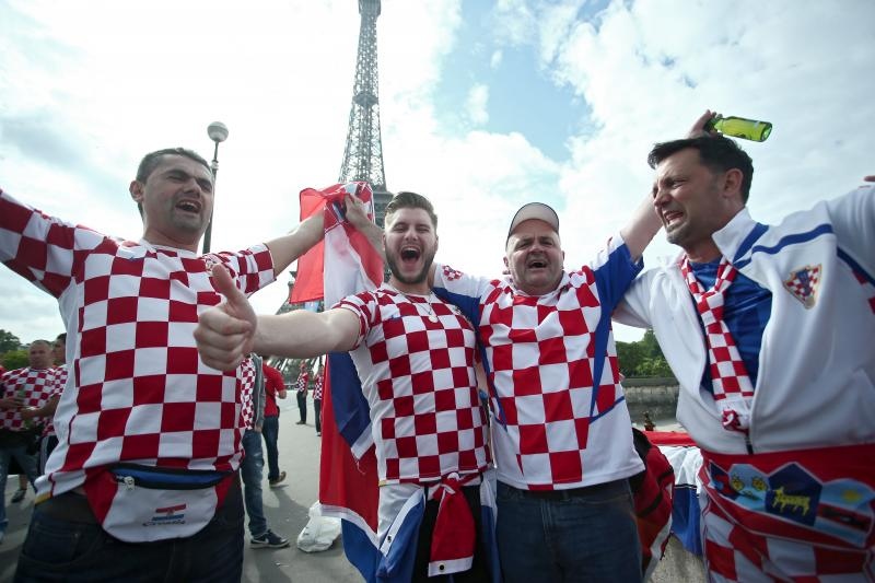 Euro 2016: Hrvatski navijači napravili fenomenalnu atmosferu u Parizu. Photo: Sanjin Strukić/PIXSELL Euro 2016: Hrvatski navijači napravili fenomenalnu atmosferu u Parizu. Photo: Sanjin Strukić/PIXSELL