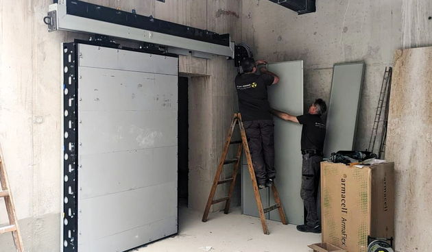 U Općoj bolnici Zadar montirana 4,5 tone teška zaštitna vrata bunkera linearnog akceleratora