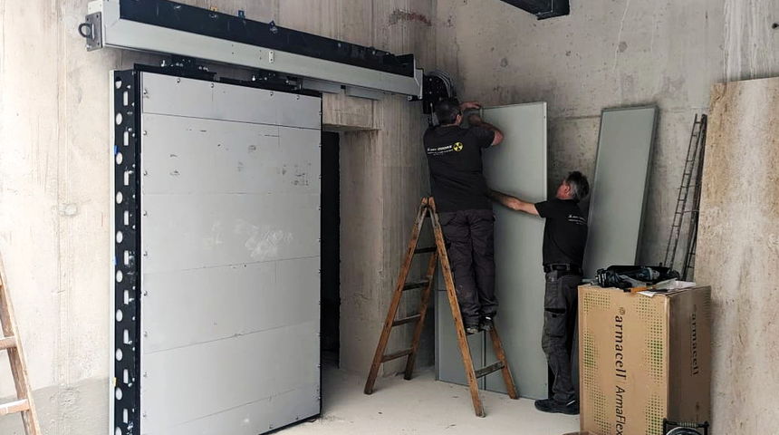 U Općoj bolnici Zadar montirana 4,5 tone teška zaštitna vrata bunkera linearnog akceleratora