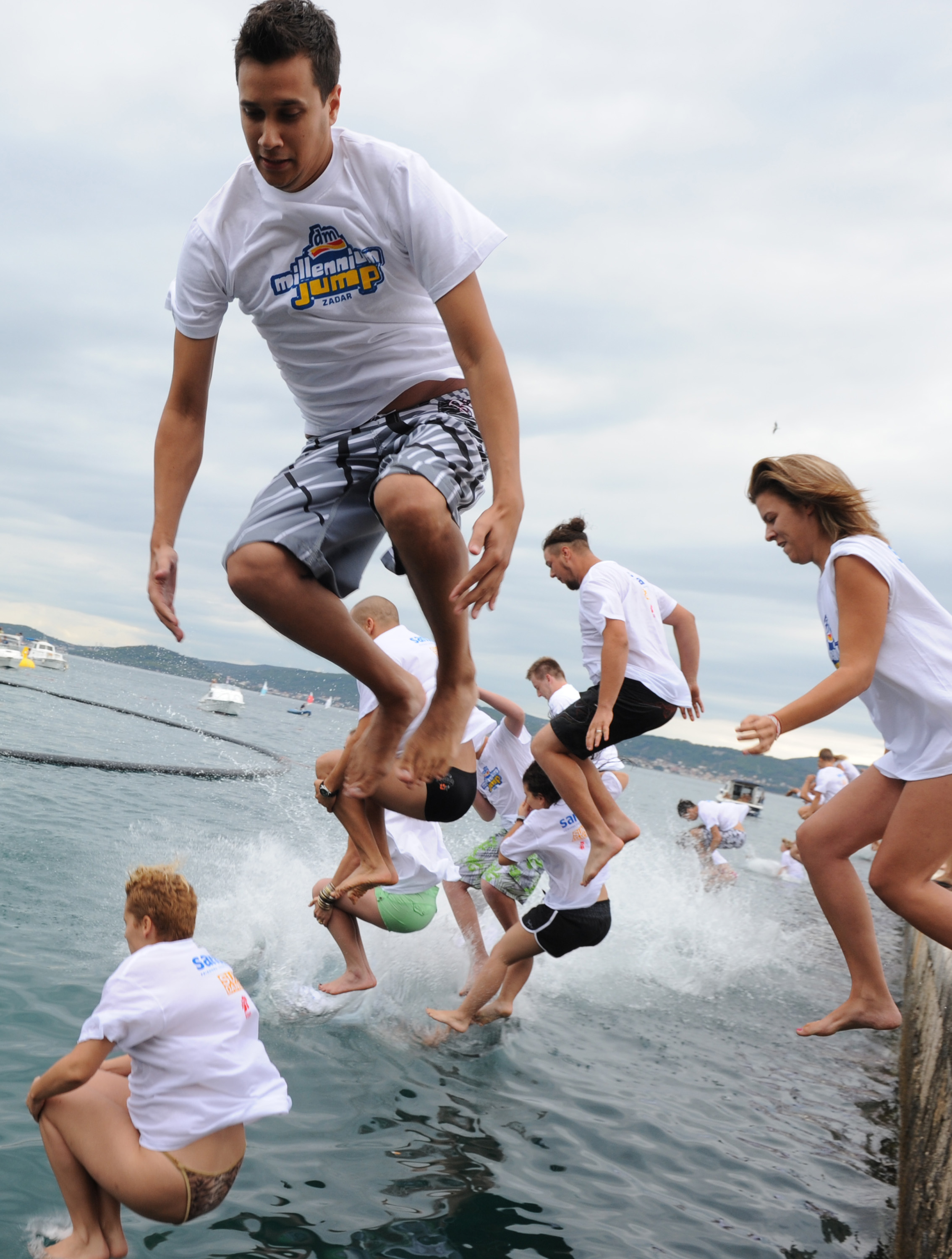 Danas se na zadarskoj rivi cetvrtu godinu za redom odrzava manifestacija Milenijum Jump. Foto : Andrija Lucic / CROPIX