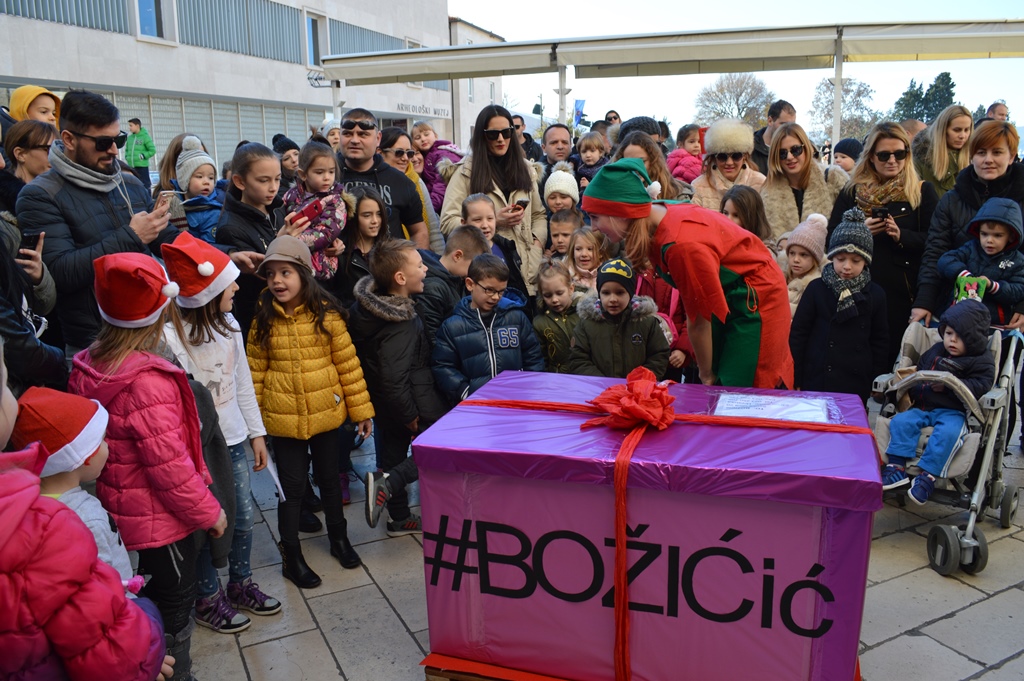 Djed Božićnjak iz Laponije stigao na Forum- poštom!