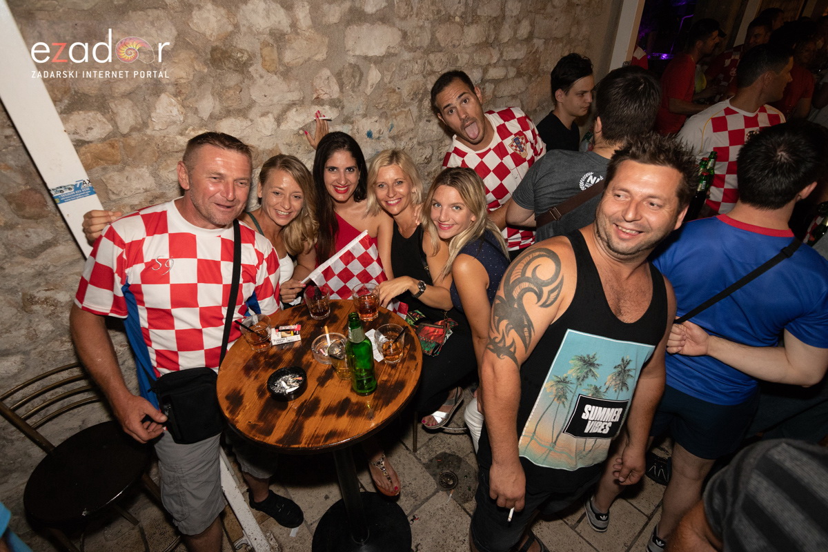 Čudesna noć: Velika fešta ulicama Zadra nakon plasmana Vatrenih u finale SP Čudesna noć: Velika fešta ulicama Zadra nakon plasmana Vatrenih u finale SP