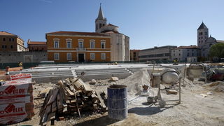 Zadar, 070410.
Pocelo betoniranje Foruma prema projektu uredjenja toga prostora. Poljana Ivana Pavla 2. do sada je sluzila kao parkiraliste. Za gradjevinske radove zaduzena je firma Ploter.
Foto: Jure Miskovic / CROPIX Zadar, 070410.
Pocelo betoniranje Foruma prema projektu uredjenja toga prostora. Poljana Ivana Pavla 2. do sada je sluzila kao parkiraliste. Za gradjevinske radove zaduzena je firma Ploter.
Foto: Jure Miskovic / CROPIX