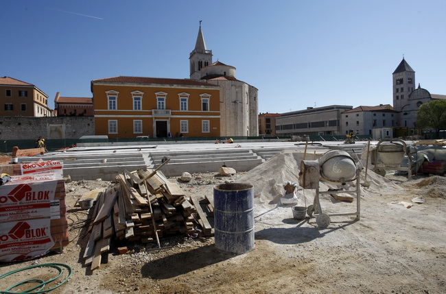 Zadar, 070410.
Pocelo betoniranje Foruma prema projektu uredjenja toga prostora. Poljana Ivana Pavla 2. do sada je sluzila kao parkiraliste. Za gradjevinske radove zaduzena je firma Ploter.
Foto: Jure Miskovic / CROPIX Zadar, 070410.
Pocelo betoniranje Foruma prema projektu uredjenja toga prostora. Poljana Ivana Pavla 2. do sada je sluzila kao parkiraliste. Za gradjevinske radove zaduzena je firma Ploter.
Foto: Jure Miskovic / CROPIX