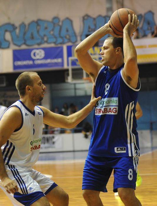 Zadar, 230912
Dvorana Jazine.
Humanitarna utakmica “Za Stephanie smo vratili kosarku u Jazine” na kojoj su nastupile brojne bivse zvijezde KK Zadra poput Dina Radje, Arijana Komazeca, Gordana Giriceka i drugih.
Na fotografiji: Hrvoje Perincic i Arijan Ko Zadar, 230912
Dvorana Jazine.
Humanitarna utakmica “Za Stephanie smo vratili kosarku u Jazine” na kojoj su nastupile brojne bivse zvijezde KK Zadra poput Dina Radje, Arijana Komazeca, Gordana Giriceka i drugih.
Na fotografiji: Hrvoje Perincic i Arijan Ko