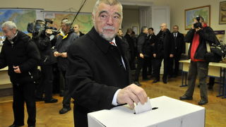 Zagreb, 100110.
Drugi krug predsjednickih izbora 2010. u kojem gradjani biraju izmedju Ive Josipovica i Milana Bandica.
Na slici: Jos uvijek aktualni Predsjednik RH Stjepan Mesic, glasao je u OS Petra Zrinskog u Krajiskoj ulici.
Foto: Bruno Konjevic / CRO