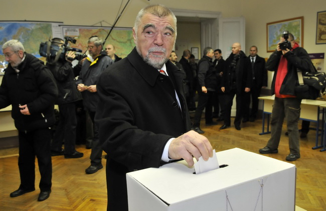 Zagreb, 100110.
Drugi krug predsjednickih izbora 2010. u kojem gradjani biraju izmedju Ive Josipovica i Milana Bandica.
Na slici: Jos uvijek aktualni Predsjednik RH Stjepan Mesic, glasao je u OS Petra Zrinskog u Krajiskoj ulici.
Foto: Bruno Konjevic / CRO