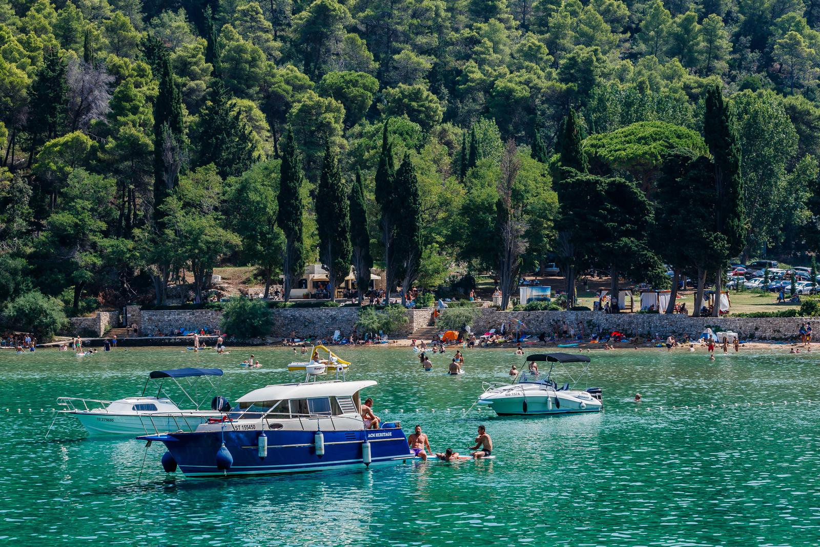 Uvala Lovrečina: Egzotična pješčana oaza na Braču u kojoj su uživali i stari Rimljani Uvala Lovrečina: Egzotična pješčana oaza na Braču u kojoj su uživali i stari Rimljani