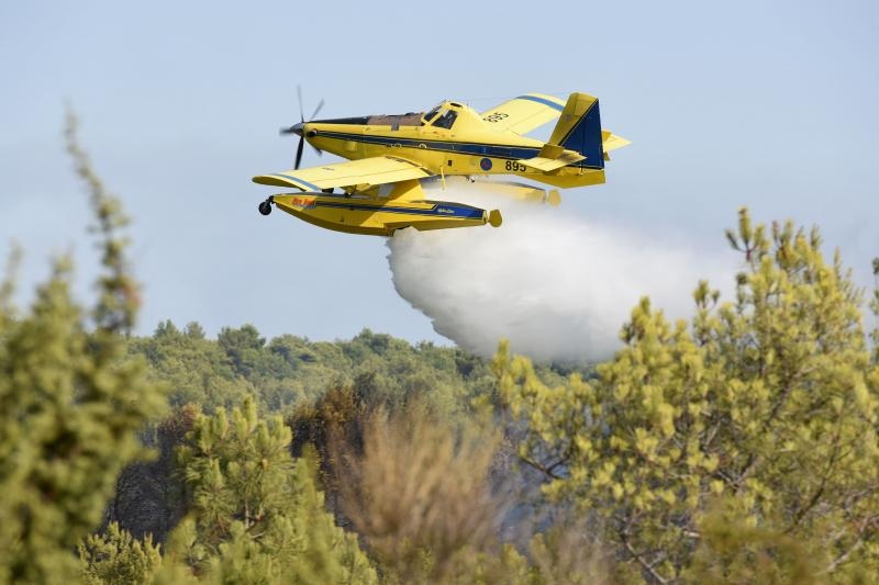 Kanaderi i air tractori gasili požar u blizini dikljanskih kuća i vikendica Kanaderi i air tractori gasili požar u blizini dikljanskih kuća i vikendica