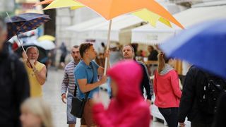 Kisni dan u centru grada nije omeo turiste u setnji i razgledavanju. Photo: Filip Brala/PIXSELL Kisni dan u centru grada nije omeo turiste u setnji i razgledavanju. Photo: Filip Brala/PIXSELL
