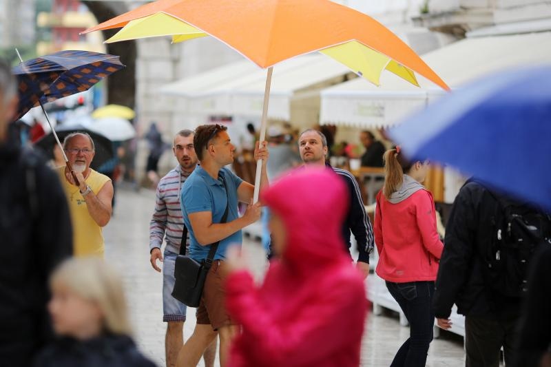 Kisni dan u centru grada nije omeo turiste u setnji i razgledavanju. Photo: Filip Brala/PIXSELL Kisni dan u centru grada nije omeo turiste u setnji i razgledavanju. Photo: Filip Brala/PIXSELL