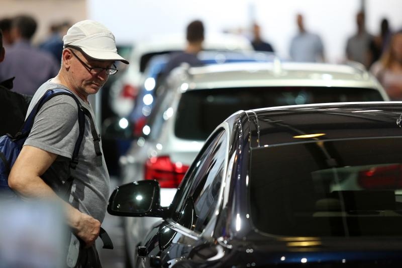 Posjetitelji razgledavaju modele automobila na Zagreb Auto Showu  koji se održava na zagrebačkom Velesajmu.  Photo: Borna Filić/PIXSELL