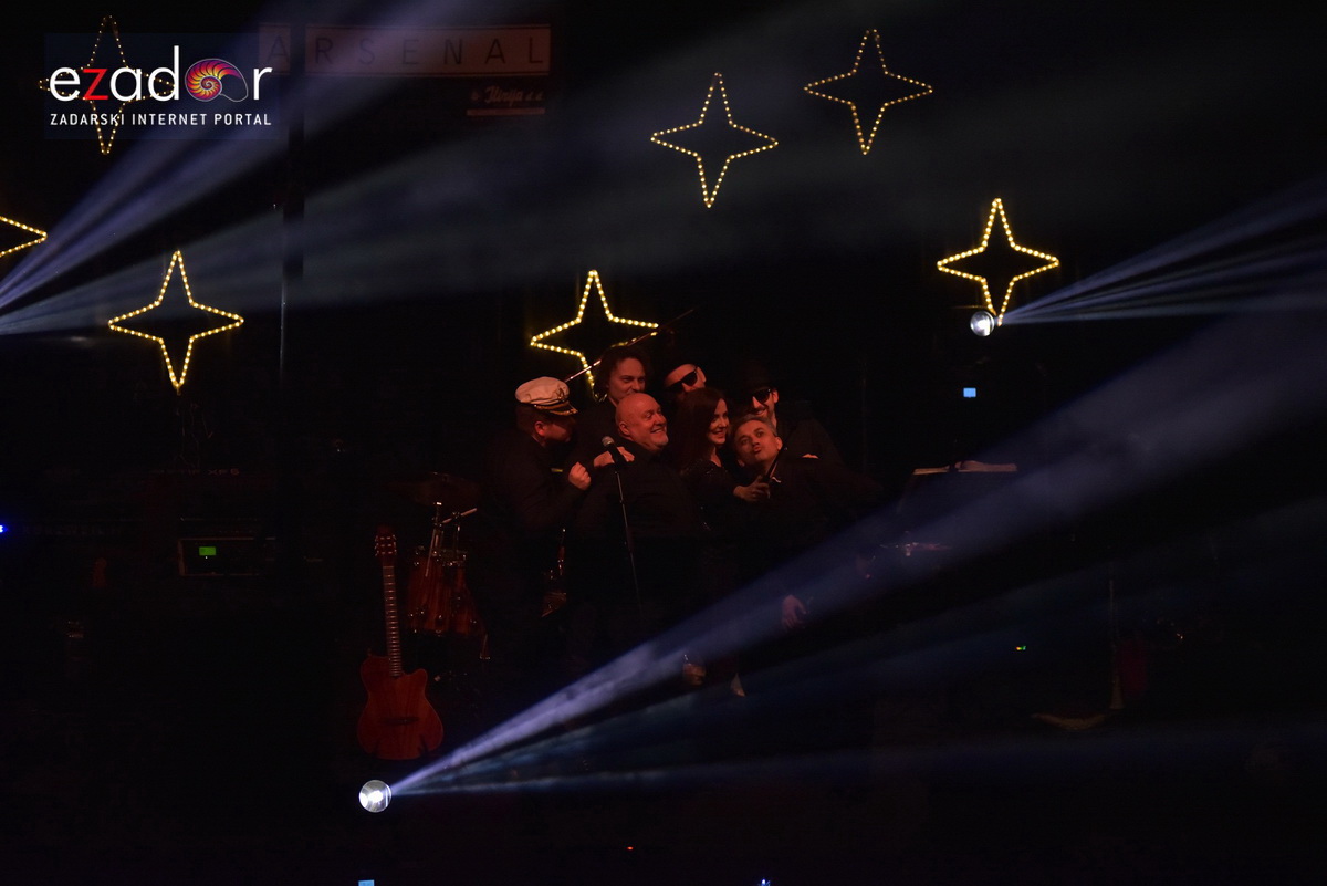 Tisuće Zadrana uživalo na krcatom Narodnom trgu i Tgu Petra Zoranića uz Tomislava Bralića i klapu Intrade Tisuće Zadrana uživalo na krcatom Narodnom trgu i Tgu Petra Zoranića uz Tomislava Bralića i klapu Intrade