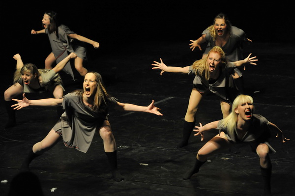 Zadar, 180513.
Veceras je u kazalistu lutaka odrzan Zadarski plesni festival In memoriam Nives Simatovic-Predovan na kojem se predstavilo 19 plesnih ansambla iz 12 gradova.
Na fotografiji: nastup na plesnom festivalu.
Foto: Luka Gerlanc / CROPIX Zadar, 180513.
Veceras je u kazalistu lutaka odrzan Zadarski plesni festival In memoriam Nives Simatovic-Predovan na kojem se predstavilo 19 plesnih ansambla iz 12 gradova.
Na fotografiji: nastup na plesnom festivalu.
Foto: Luka Gerlanc / CROPIX