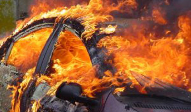 Zapaljeni auto (Foto: tportal.hr)