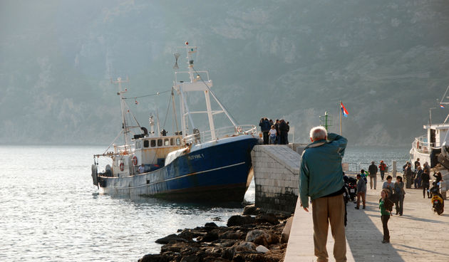 Ribarski brod Plitvine 1 u vlasninstu Pjerina Ivcevica danas popodne ploveci iz pravca Biseva zabio se svom snagomu komiski mul. Foto: Igor Bijazevic