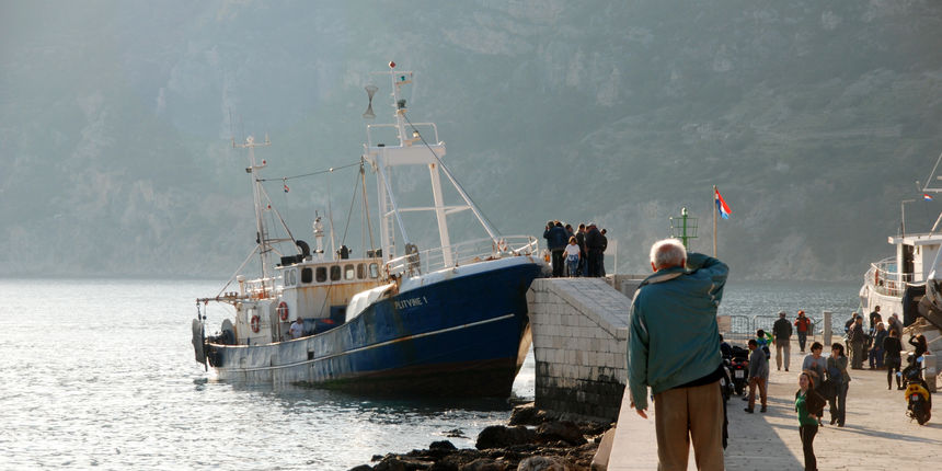 Ribarski brod Plitvine 1 u vlasninstu Pjerina Ivcevica danas popodne ploveci iz pravca Biseva zabio se svom snagomu komiski mul. Foto: Igor Bijazevic