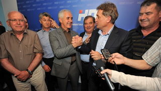 Zadar, 190513.
Lokalni izbori 2013.
Stozer HDZ-a.
HDZ slavi pobjedu na lokalnim izborima. Prema nesluzbenim rezultatima pobijedili su u utrci za zupanijsku skupstinu, gradsko vijece, stari novi zupan Stipe Zrilic je takodjer premocno pobijedio, a Bozidar Zadar, 190513.
Lokalni izbori 2013.
Stozer HDZ-a.
HDZ slavi pobjedu na lokalnim izborima. Prema nesluzbenim rezultatima pobijedili su u utrci za zupanijsku skupstinu, gradsko vijece, stari novi zupan Stipe Zrilic je takodjer premocno pobijedio, a Bozidar