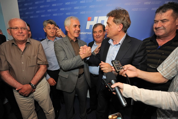 Zadar, 190513.
Lokalni izbori 2013.
Stozer HDZ-a.
HDZ slavi pobjedu na lokalnim izborima. Prema nesluzbenim rezultatima pobijedili su u utrci za zupanijsku skupstinu, gradsko vijece, stari novi zupan Stipe Zrilic je takodjer premocno pobijedio, a Bozidar Zadar, 190513.
Lokalni izbori 2013.
Stozer HDZ-a.
HDZ slavi pobjedu na lokalnim izborima. Prema nesluzbenim rezultatima pobijedili su u utrci za zupanijsku skupstinu, gradsko vijece, stari novi zupan Stipe Zrilic je takodjer premocno pobijedio, a Bozidar