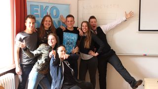 U ponedjeljak u popodnevnim satima, u Prirodoslovno grafičkoj školi održan je eko-kviz znanja – Eko potjera, napravljen po uzoru na popularni kviz na HTV-u U ponedjeljak u popodnevnim satima, u Prirodoslovno grafičkoj školi održan je eko-kviz znanja – Eko potjera, napravljen po uzoru na popularni kviz na HTV-u