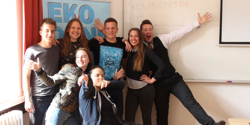 U ponedjeljak u popodnevnim satima, u Prirodoslovno grafičkoj školi održan je eko-kviz znanja – Eko potjera, napravljen po uzoru na popularni kviz na HTV-u