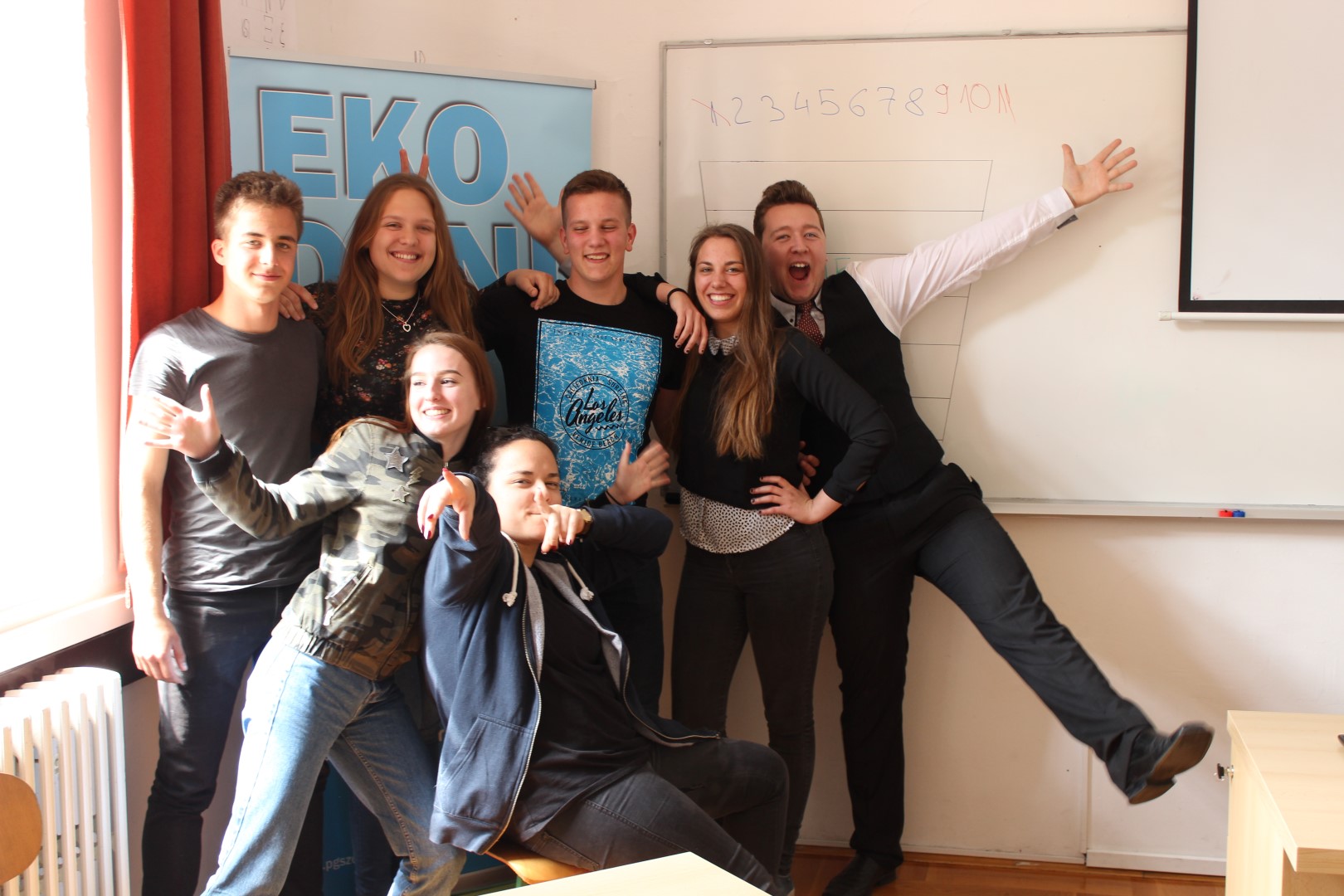 U ponedjeljak u popodnevnim satima, u Prirodoslovno grafičkoj školi održan je eko-kviz znanja – Eko potjera, napravljen po uzoru na popularni kviz na HTV-u U ponedjeljak u popodnevnim satima, u Prirodoslovno grafičkoj školi održan je eko-kviz znanja – Eko potjera, napravljen po uzoru na popularni kviz na HTV-u