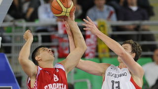 Bydgoszcz, 150909.
Dvorana Sport Arena Luczniczka.
Europsko prvenstvo u kosarci u Poljskoj, drugi krug natjecanja po skupinama 3. kolo grupe E, utakmica izmedju Hrvatske i Njemacke odlucujuca za ulazak u cetvrtfinale.
Na slici: Prkacin i Femerling.
Foto: