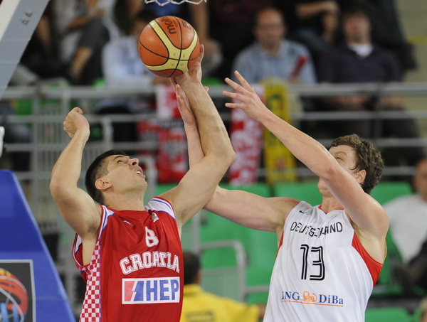 Bydgoszcz, 150909.
Dvorana Sport Arena Luczniczka.
Europsko prvenstvo u kosarci u Poljskoj, drugi krug natjecanja po skupinama 3. kolo grupe E, utakmica izmedju Hrvatske i Njemacke odlucujuca za ulazak u cetvrtfinale.
Na slici: Prkacin i Femerling.
Foto: