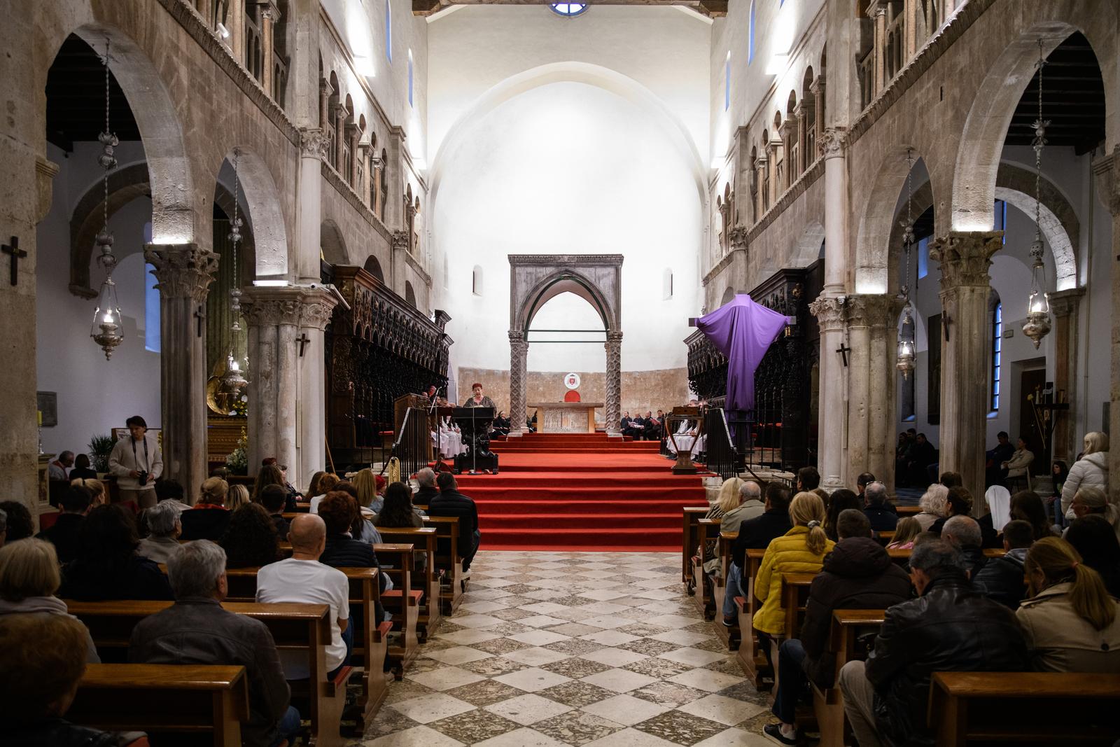 Nadbiskup Zgrablić predvodio Službu Muke Gospodnje u katedrali sv. Stošije Nadbiskup Zgrablić predvodio Službu Muke Gospodnje u katedrali sv. Stošije