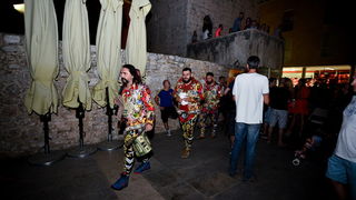 U povodu 4. rođendana Boutique hostela Forum, “najpristojniji mogući” riječki Let 3 održao je fenomenalan koncert na antičkom Forumu