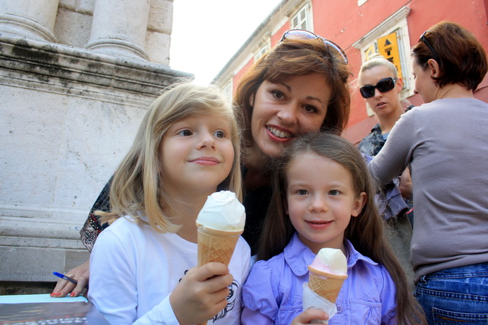 Narodni trg: Humanitarna akcija “Karta života” za malenu Stephanie, foto: Mladen Malik Narodni trg: Humanitarna akcija “Karta života” za malenu Stephanie, foto: Mladen Malik