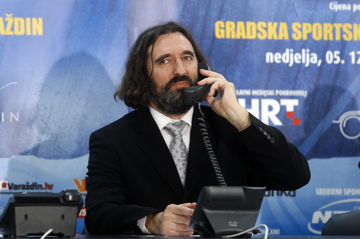 Varazdin, 051210.
U gradskoj sportskoj dvorani na Dravi odrzava se humanitarna akcija “U rukama andjela” u kojoj se skuplja novac za projekt Asistent u nastavi.
Na koncertu nastupaju Bambi Molesters, Feminem
Gibonni, Jaques, Klapa Kampanel, Lana Jurcevic,