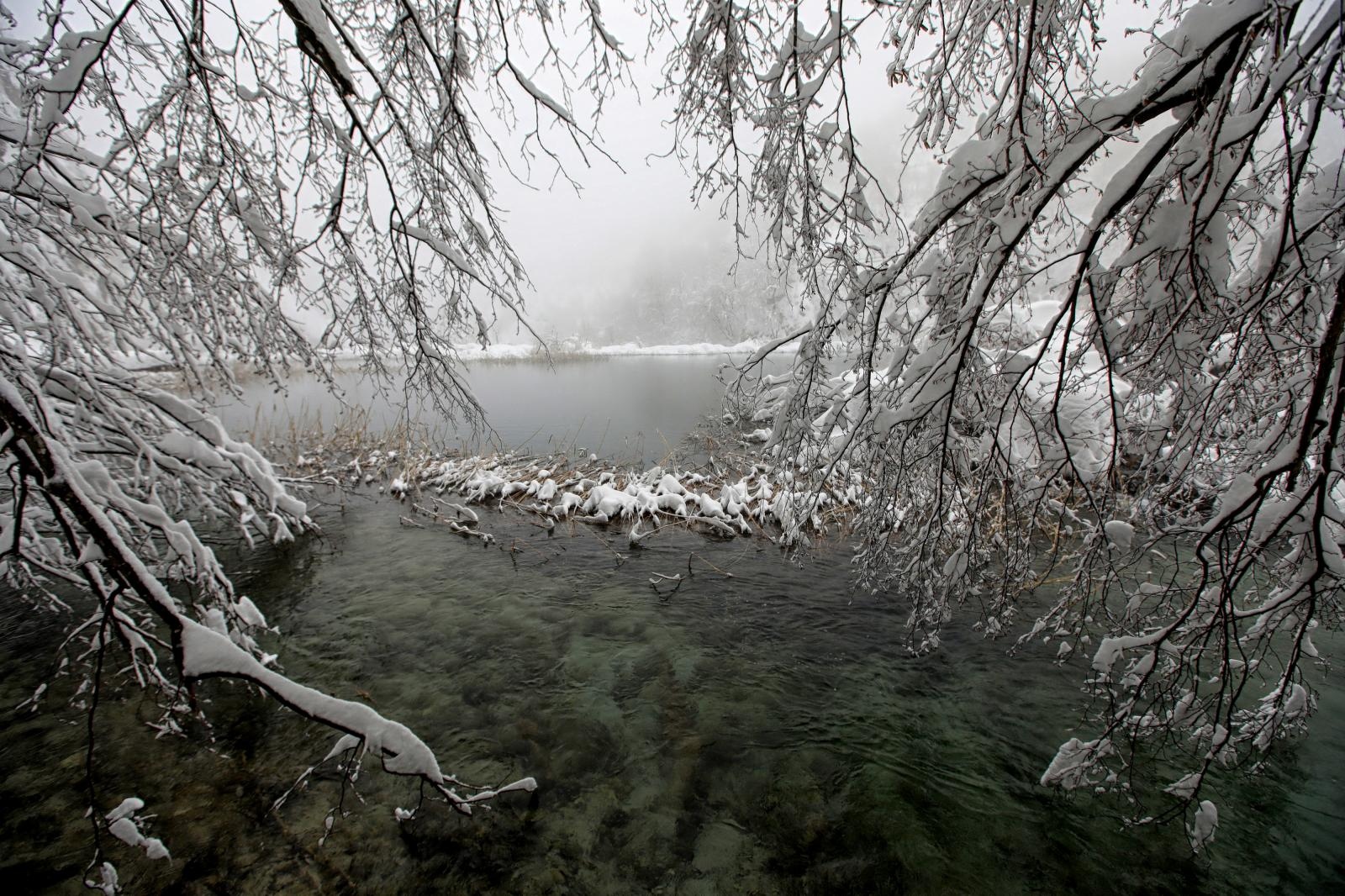 Zimska idila na snijegom prekrivenim Plitvičkim jezerima Zimska idila na snijegom prekrivenim Plitvičkim jezerima