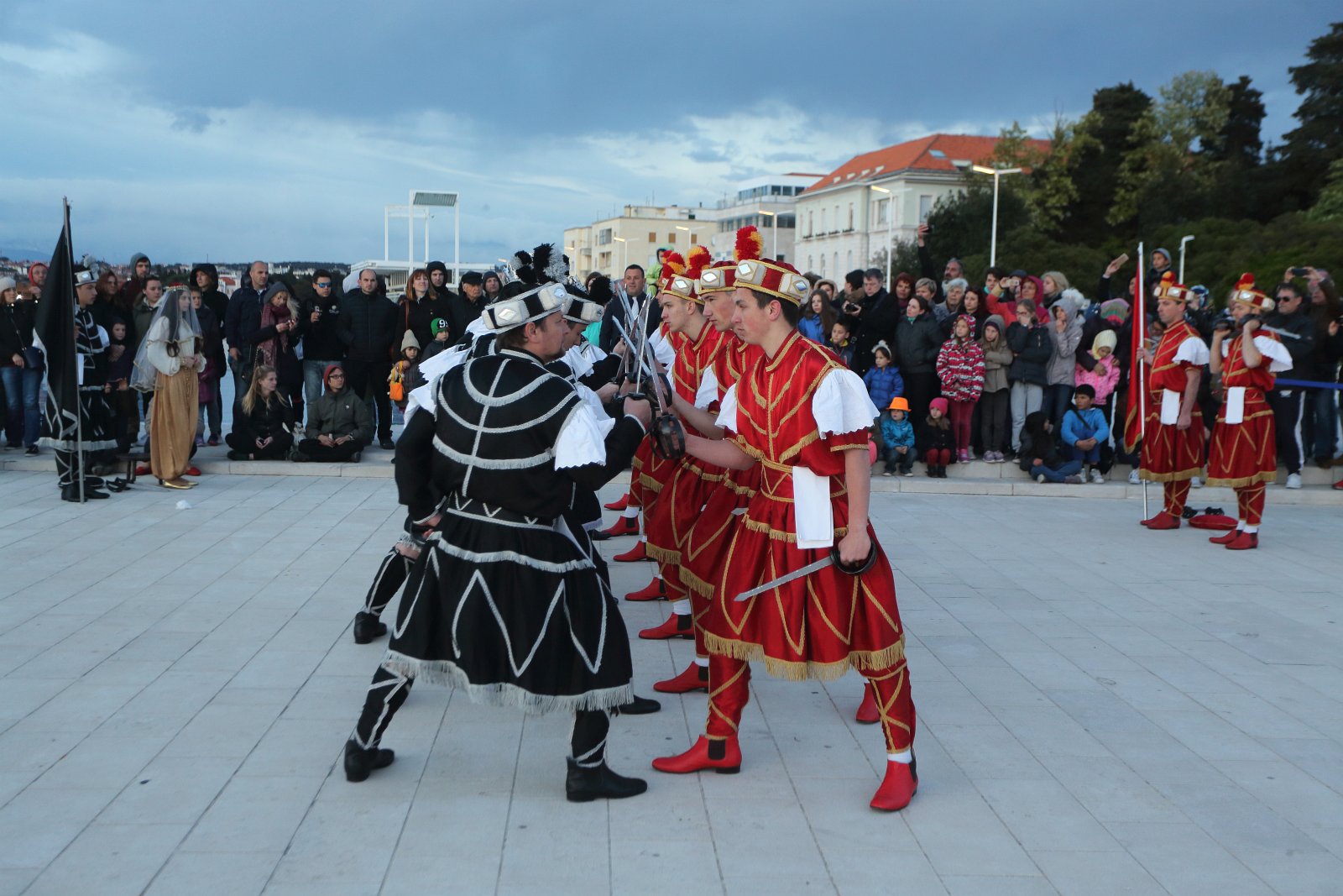 HGD Sv. Cecilija izvelo korčulanski viteški ples “Moreška” na Pozdravu suncu