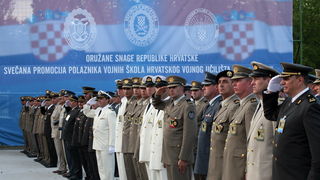 Vukovar, 250610.
U povodu Dana drzavnosti Republike Hrvatske obiljezen  zavrsetak skolovanja polaznika vojnih skola za potrebe Oruzanih snaga. Na fotografiji postrojeni polaznici vojnih skola.
Foto: Damir Glibusic / CROPIX