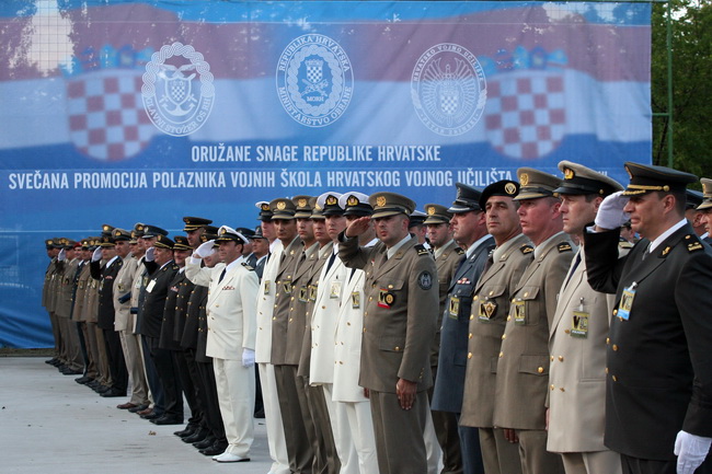 Vukovar, 250610.
U povodu Dana drzavnosti Republike Hrvatske obiljezen  zavrsetak skolovanja polaznika vojnih skola za potrebe Oruzanih snaga. Na fotografiji postrojeni polaznici vojnih skola.
Foto: Damir Glibusic / CROPIX
