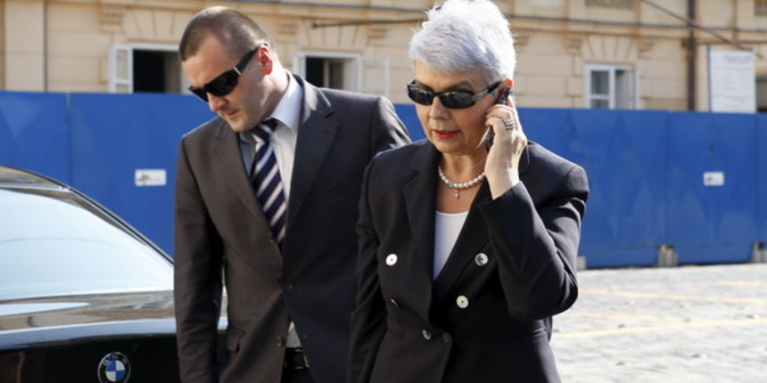Zagreb, 020709.
Vlada, Markov trg.
Dolazak clanova vlade na uzi kabinet.
Na slici: Jadranka Kosor dolazi u 8 i 44.
Foto: Goran Mehkek / CROPIX