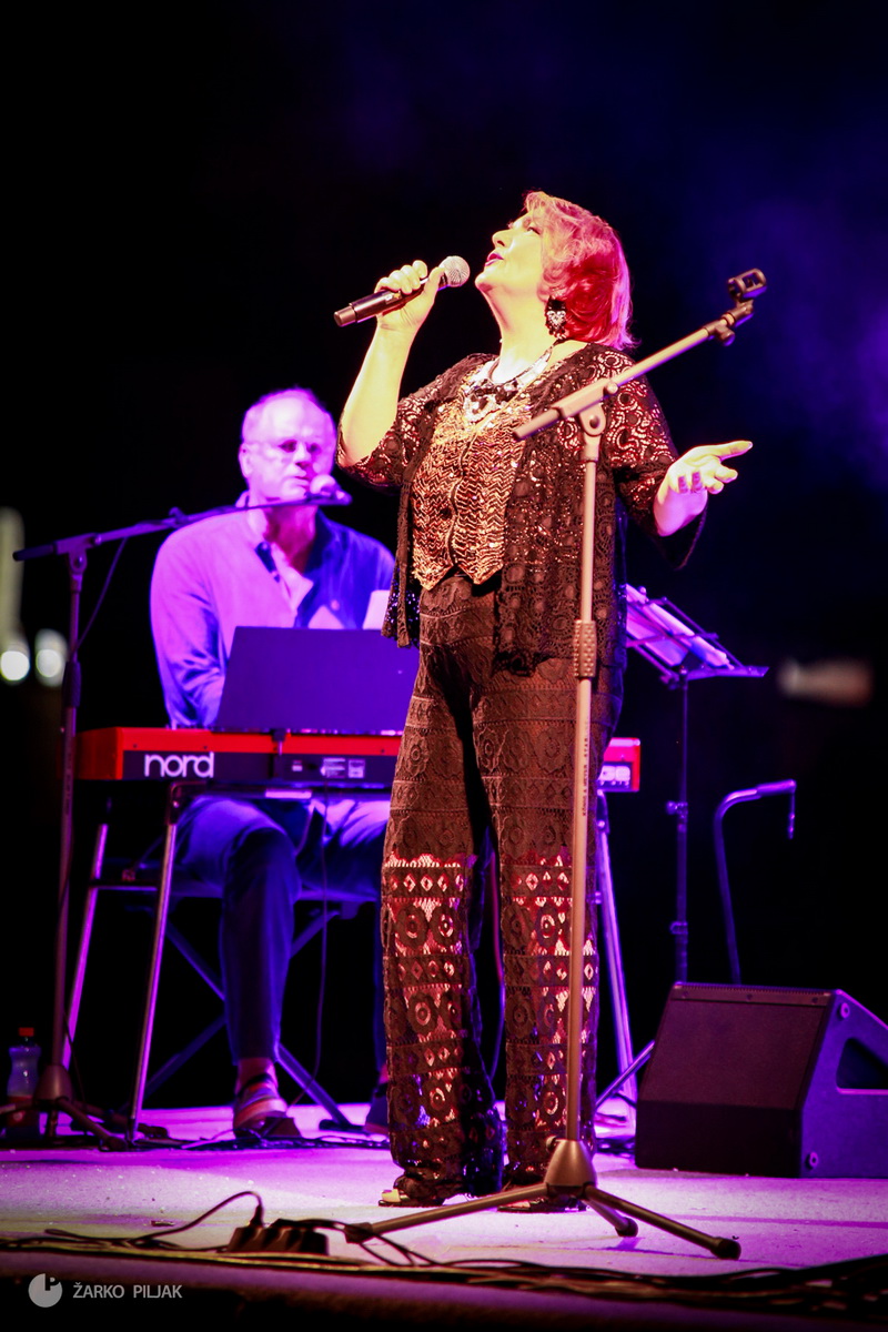 Zorica Kondža i klapa Cambi @ bazen Ilirije u Biogradu