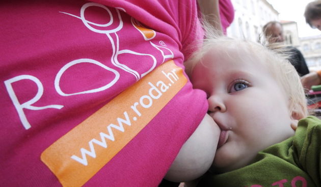 Dubrovnik, 031009.
Udruga RODA osmi put je javno obiljezila Svjetski tjedni dojenja 3.- 8. listopada 2009., brojnim aktivnostima u dvanaest gradova u Hrvatskoj s ciljem promocije, edukacije i zastite dojenja. Promocija u Dubrovniku odrzala se ispred palac