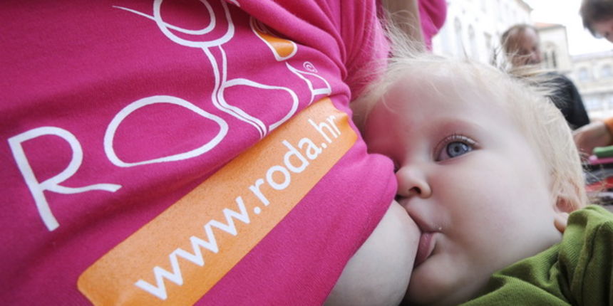 Dubrovnik, 031009.
Udruga RODA osmi put je javno obiljezila Svjetski tjedni dojenja 3.- 8. listopada 2009., brojnim aktivnostima u dvanaest gradova u Hrvatskoj s ciljem promocije, edukacije i zastite dojenja. Promocija u Dubrovniku odrzala se ispred palac