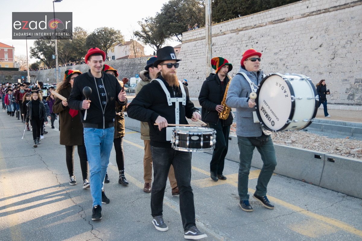 Zadarski karneval 2018: Povorka maškaranih skupina od Gradskih vrata preko Foruma do Narodnog trga Zadarski karneval 2018: Povorka maškaranih skupina od Gradskih vrata preko Foruma do Narodnog trga
