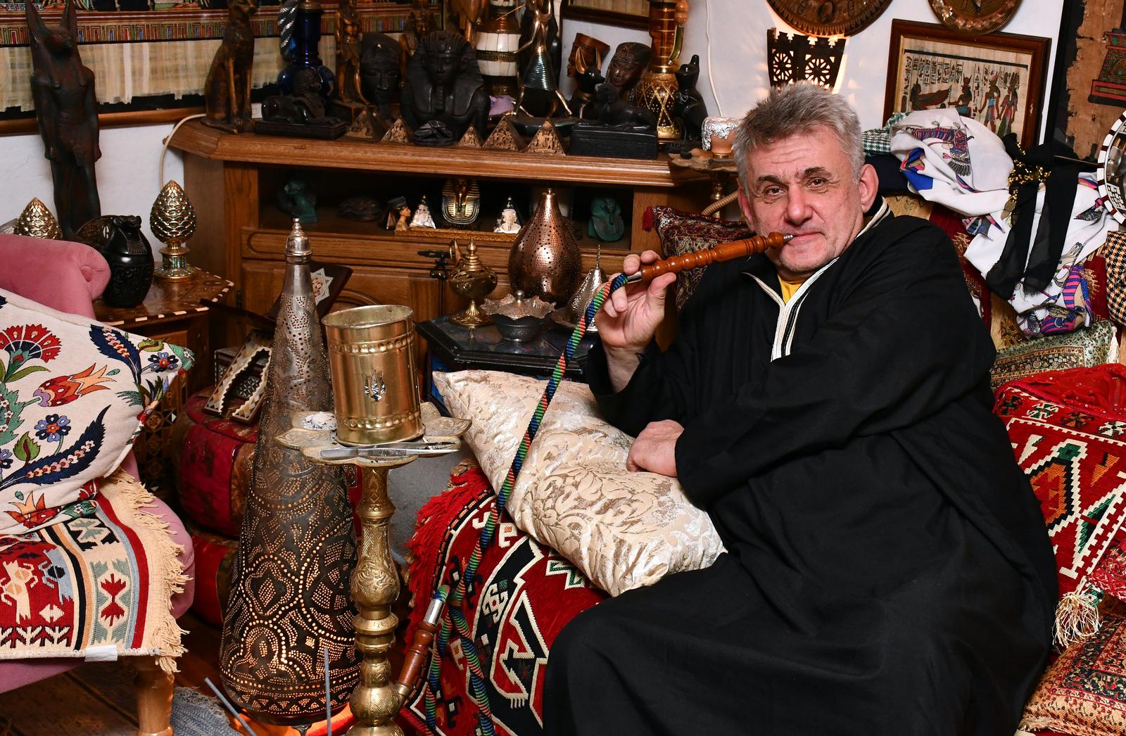 Brođanin Stanislav Hudi živi u kući koju je uredio u egipatskom stilu Brođanin Stanislav Hudi živi u kući koju je uredio u egipatskom stilu