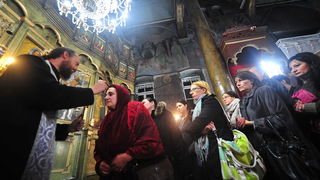 Skopje, 080412.
Nesvakidasnji fenomen prociscavanja fresaka poceo se dogadjati u unutrasnjosti poznate skopske crkve Sveti Velikomucenik Dimitrija. Freske u unutrasnjosti crkve, na kojima se godinama talozio dim od izgorjelih svijeca koje su palili vjerni Skopje, 080412.
Nesvakidasnji fenomen prociscavanja fresaka poceo se dogadjati u unutrasnjosti poznate skopske crkve Sveti Velikomucenik Dimitrija. Freske u unutrasnjosti crkve, na kojima se godinama talozio dim od izgorjelih svijeca koje su palili vjerni