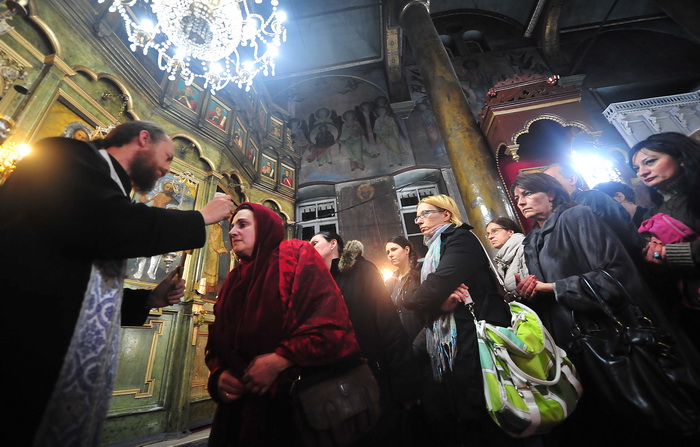 Skopje, 080412.
Nesvakidasnji fenomen prociscavanja fresaka poceo se dogadjati u unutrasnjosti poznate skopske crkve Sveti Velikomucenik Dimitrija. Freske u unutrasnjosti crkve, na kojima se godinama talozio dim od izgorjelih svijeca koje su palili vjerni Skopje, 080412.
Nesvakidasnji fenomen prociscavanja fresaka poceo se dogadjati u unutrasnjosti poznate skopske crkve Sveti Velikomucenik Dimitrija. Freske u unutrasnjosti crkve, na kojima se godinama talozio dim od izgorjelih svijeca koje su palili vjerni