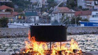 Tunuara 2016 – defile ribarica, spremanje brudeta, demonstracija ribarske vještine i koncert Zorica Kondža. Foto: TZ općine Kali/Adam Vidas Tunuara 2016 – defile ribarica, spremanje brudeta, demonstracija ribarske vještine i koncert Zorica Kondža. Foto: TZ općine Kali/Adam Vidas