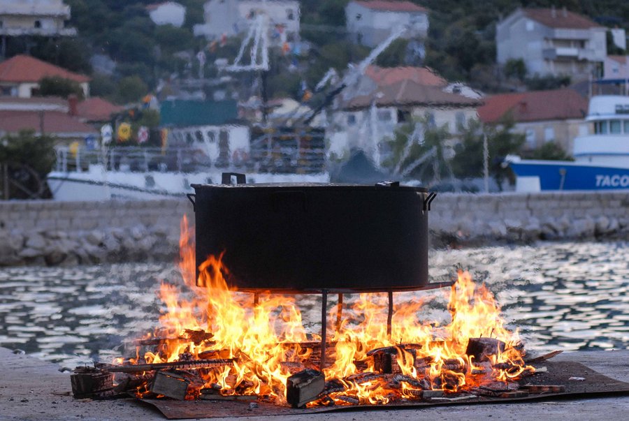 Tunuara 2016 – defile ribarica, spremanje brudeta, demonstracija ribarske vještine i koncert Zorica Kondža. Foto: TZ općine Kali/Adam Vidas Tunuara 2016 – defile ribarica, spremanje brudeta, demonstracija ribarske vještine i koncert Zorica Kondža. Foto: TZ općine Kali/Adam Vidas