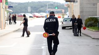 Čišćenje ulice u Šibeniku nakon masovne tuče navijača u Šibeniku Čišćenje ulice u Šibeniku nakon masovne tuče navijača u Šibeniku