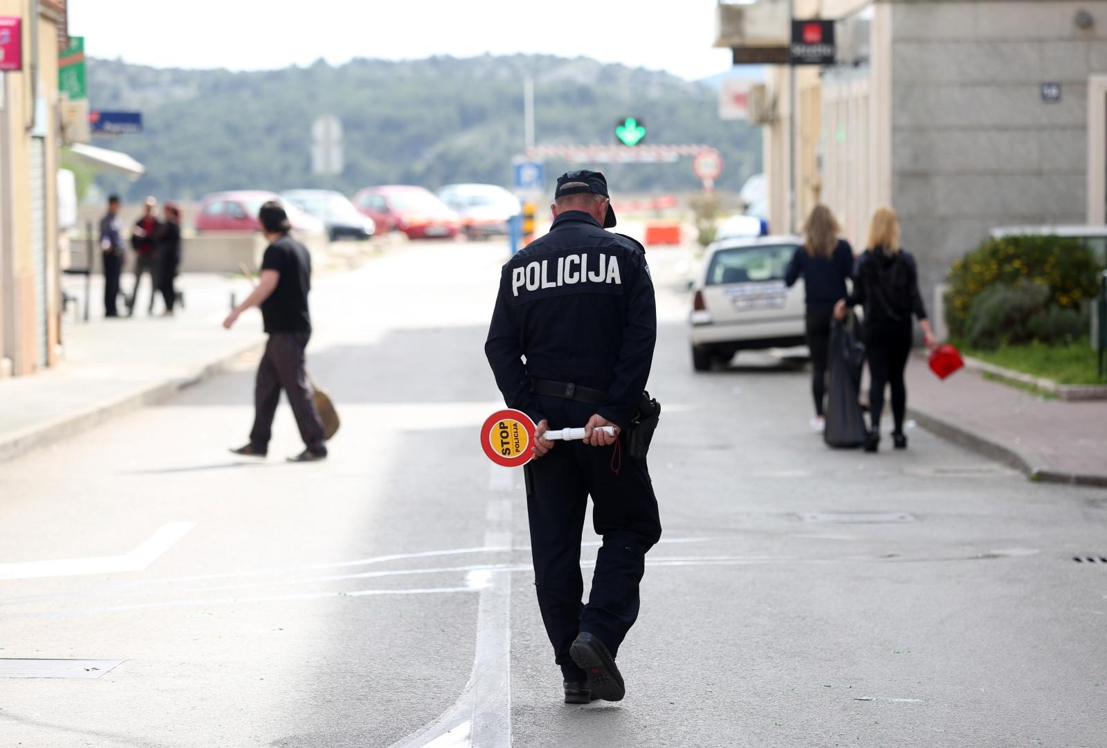 Čišćenje ulice u Šibeniku nakon masovne tuče navijača u Šibeniku Čišćenje ulice u Šibeniku nakon masovne tuče navijača u Šibeniku